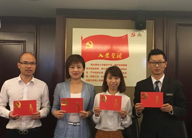 坚定理想信念，紧跟党的脚步